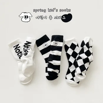 Осенние новые носки для мальчиков и девочек, хлопковые носки в черно-белую полоску для маленьких девочек, носки для новорожденных Изображение